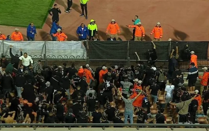 أزمة في المدرجات.. اشتباكات بين جماهير الأهلي والجيش الملكي بعد مشادة اللاعبين بالملعب